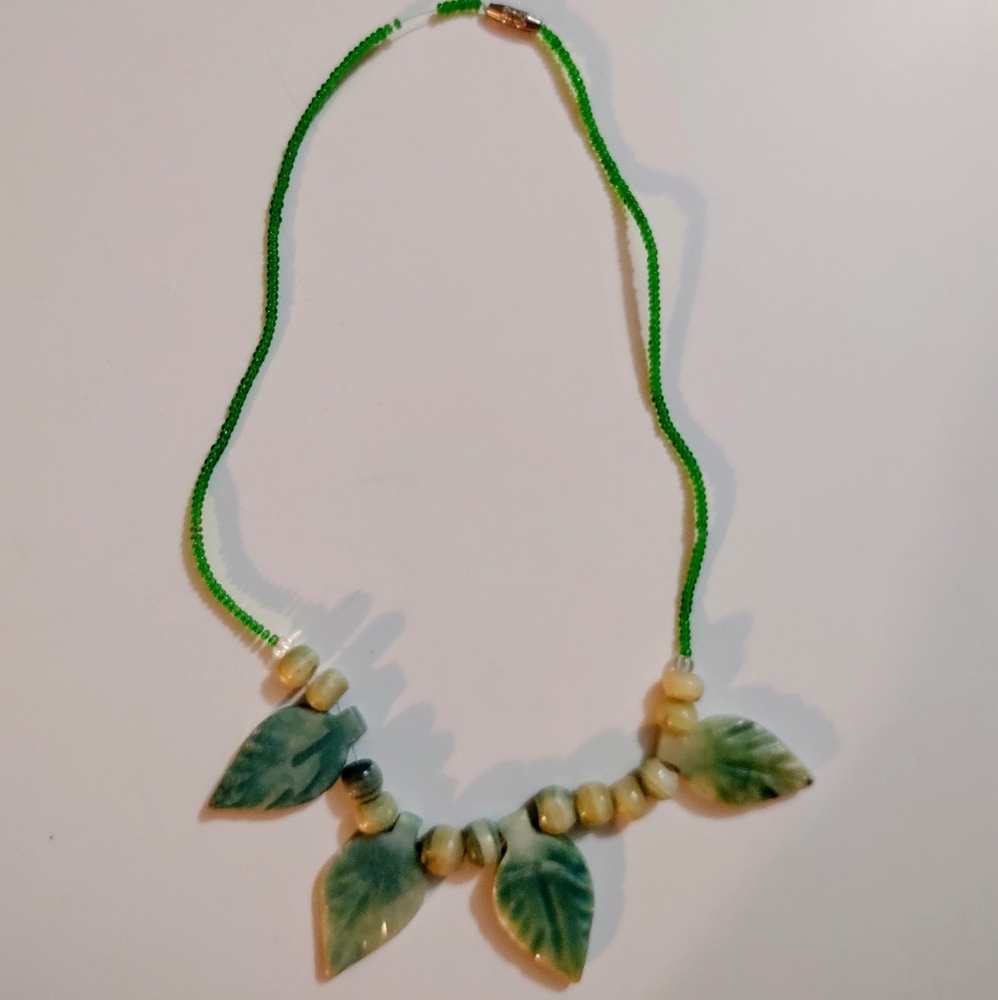5/$20 Vintage Green tropical leaf necklace